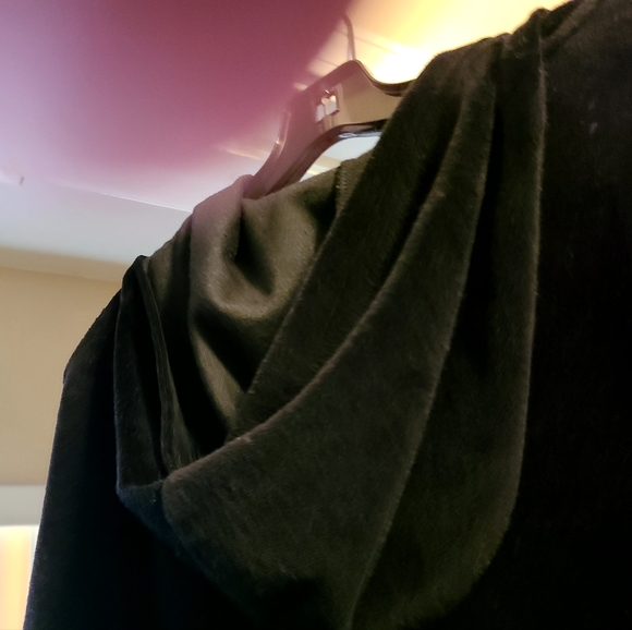 Womens velour hoody. Two front pockets with snap closure. - Picture 4 of 4